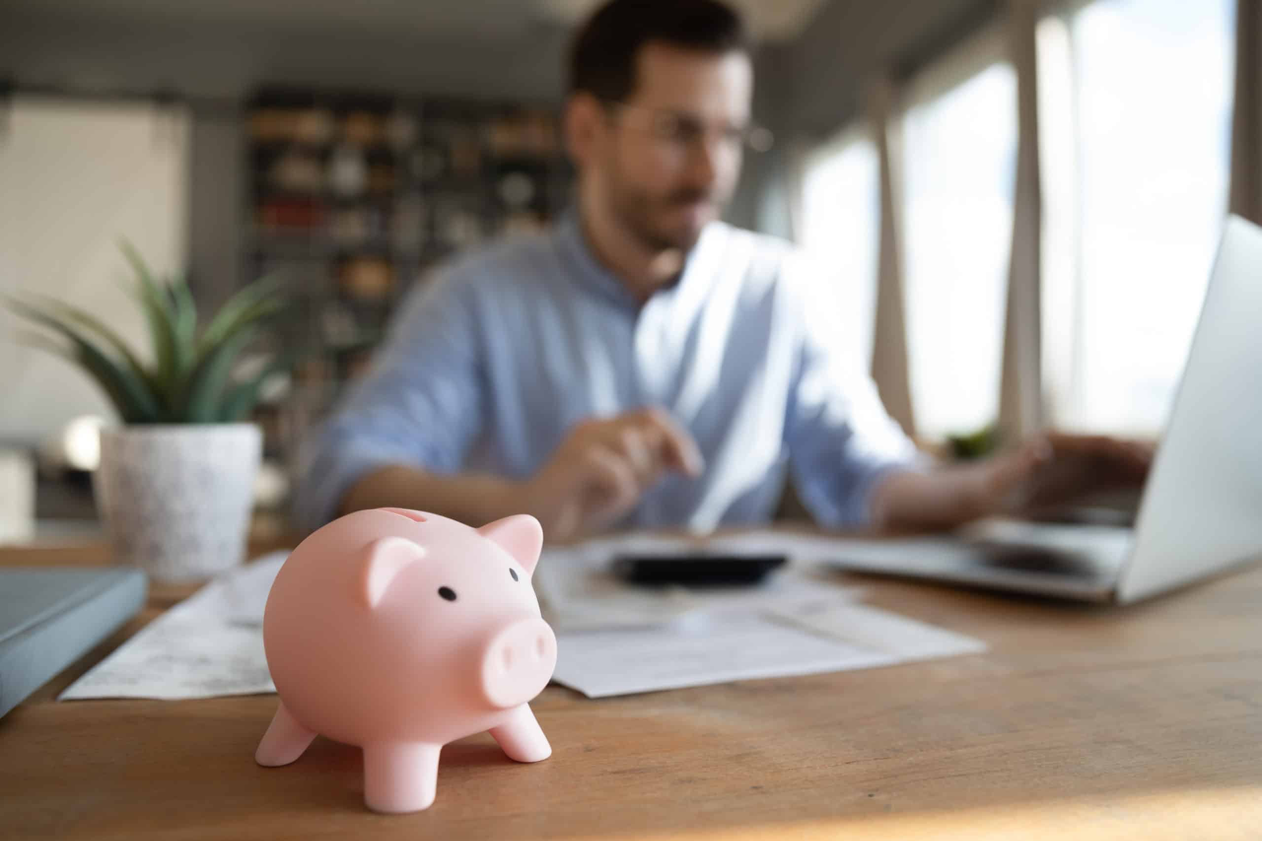 UK pay increase lags behind inflation